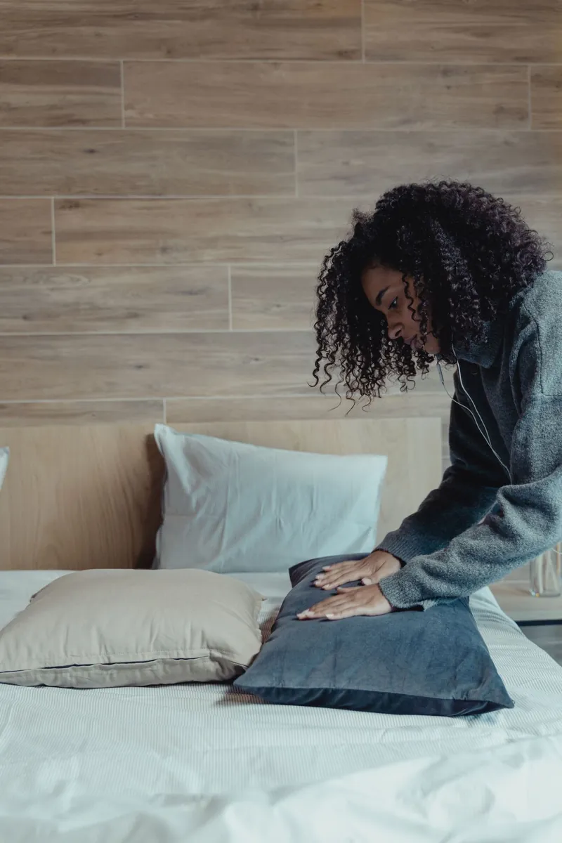 Une Butler lisse avec soin un coussin