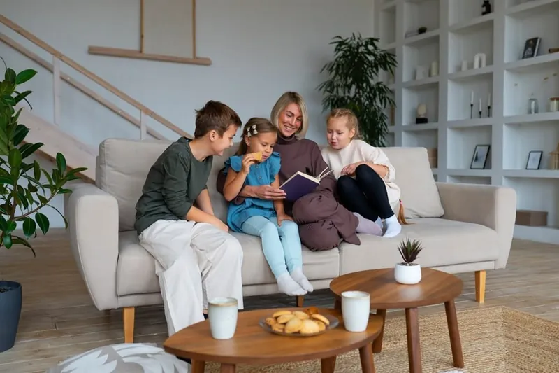 Une famille détendue dans son salon propre